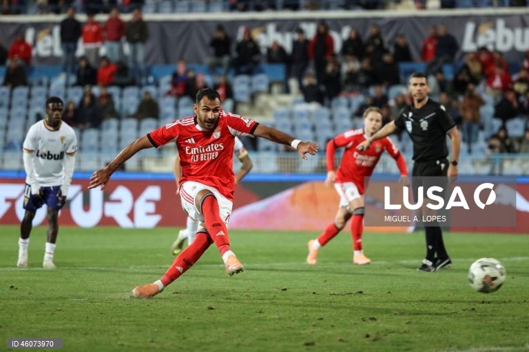 Dois golos na segunda parte permitiram hoje ao Benfica vencer 2-0 o Atlético, da Liga 3, e apurar-se para os oitavos de final da Taça de Portugal em futebol, em jogo disputado no estádio do Restelo, em Lisboa.