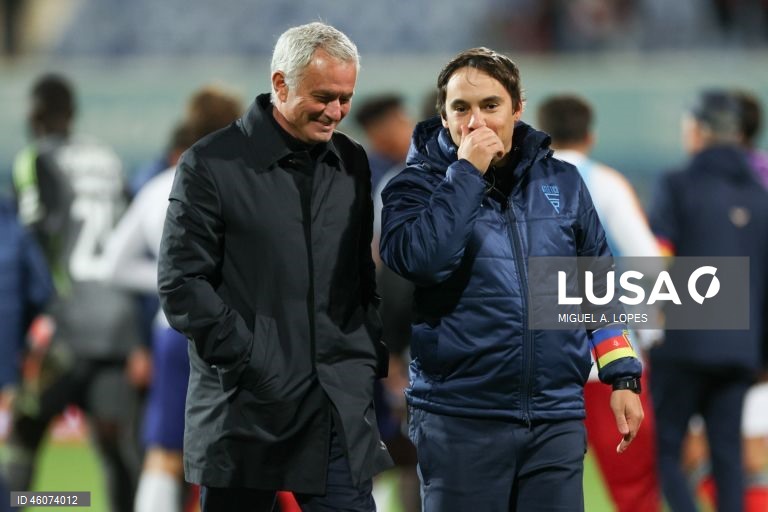  Dois golos na segunda parte permitiram hoje ao Benfica vencer 2-0 o Atlético, da Liga 3, e apurar-se para os oitavos de final da Taça de Portugal em futebol, em jogo disputado no estádio do Restelo, em Lisboa.