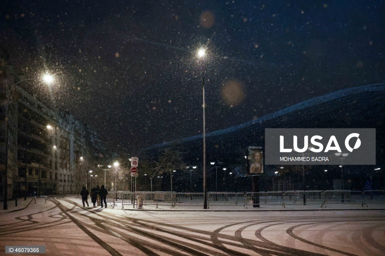 França: Neve em Paris leva serviço meteorológico a emitir alerta laranja