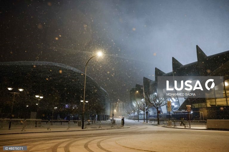 França: Neve em Paris leva serviço meteorológico a emitir alerta laranja