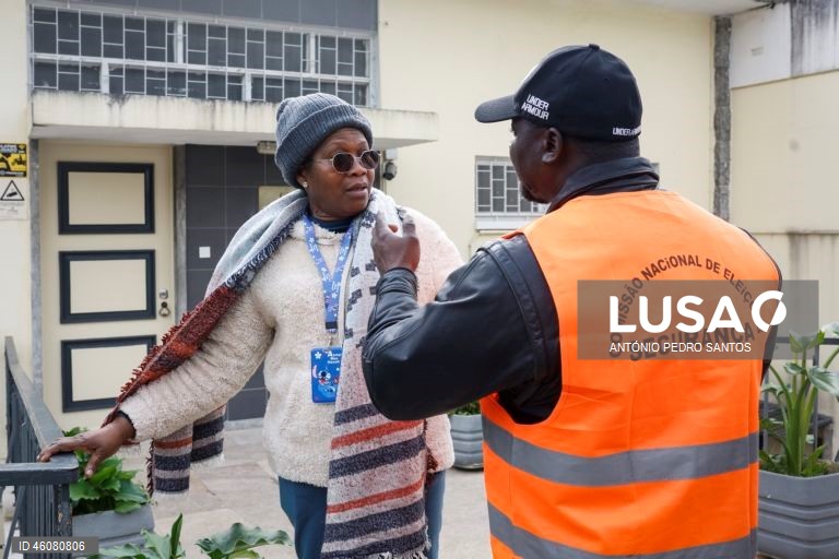 Cidadãos guineenses aguardam pela sua vez para exercerem o seu direito de voto para as eleições presidenciais e legislativas na Guiné-Bissau, na Embaixada da Guiné-Bissau, em Lisboa, 23 de novembro de 2025. ANTÓNIO PEDRO SANTOS/LUSA