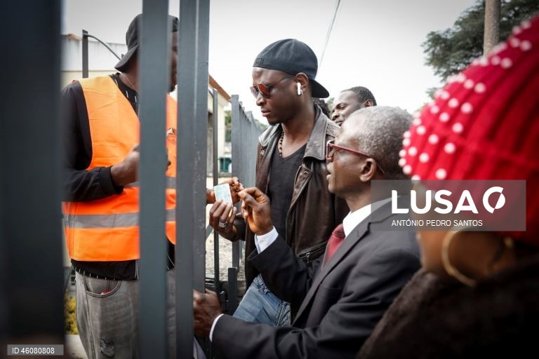Cidadãos guineenses aguardam pela sua vez para exercerem o seu direito de voto para as eleições presidenciais e legislativas na Guiné-Bissau, na Embaixada da Guiné-Bissau, em Lisboa, 23 de novembro de 2025. ANTÓNIO PEDRO SANTOS/LUSA