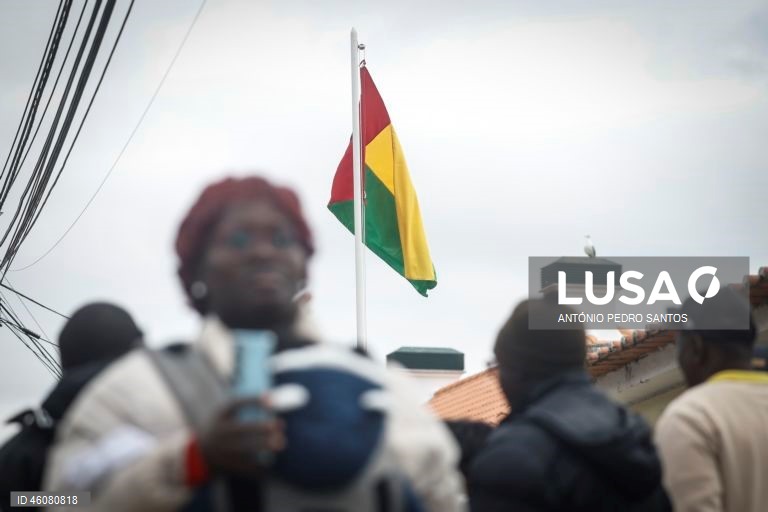 Cidadãos guineenses aguardam pela sua vez para exercerem o seu direito de voto para as eleições presidenciais e legislativas na Guiné-Bissau, na Embaixada da Guiné-Bissau, em Lisboa, 23 de novembro de 2025. ANTÓNIO PEDRO SANTOS/LUSA