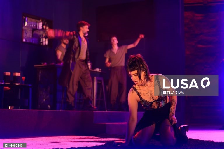 Ensaio de imprensa do espetáculo "Titus", inspirado na tragédia “Titus Andronicus” de Shakespeare, com encenação de Cátia Pinheiro e José Nunes, que assinam a adaptação do texto com Hugo van der Ding, no Teatro Carlos Alberto, no Porto, 25 de novembro de 2025. A peça, que estreia dia 27 de novembro, é uma criação da Estrutura em coprodução com o Teatro Nacional São João e o Centro Cultural de Belém. ESTELA SILVA/LUSA