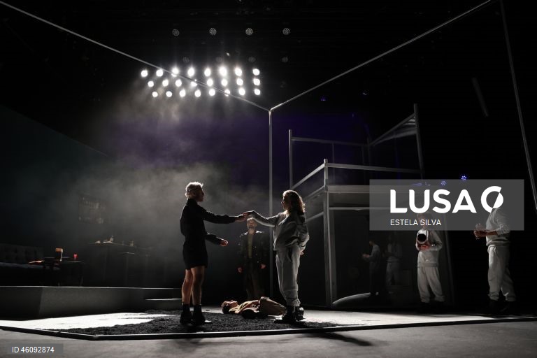 Ensaio de imprensa do espetáculo "Titus", inspirado na tragédia “Titus Andronicus” de Shakespeare, com encenação de Cátia Pinheiro e José Nunes, que assinam a adaptação do texto com Hugo van der Ding, no Teatro Carlos Alberto, no Porto, 25 de novembro de 2025. A peça, que estreia dia 27 de novembro, é uma criação da Estrutura em coprodução com o Teatro Nacional São João e o Centro Cultural de Belém. ESTELA SILVA/LUSA