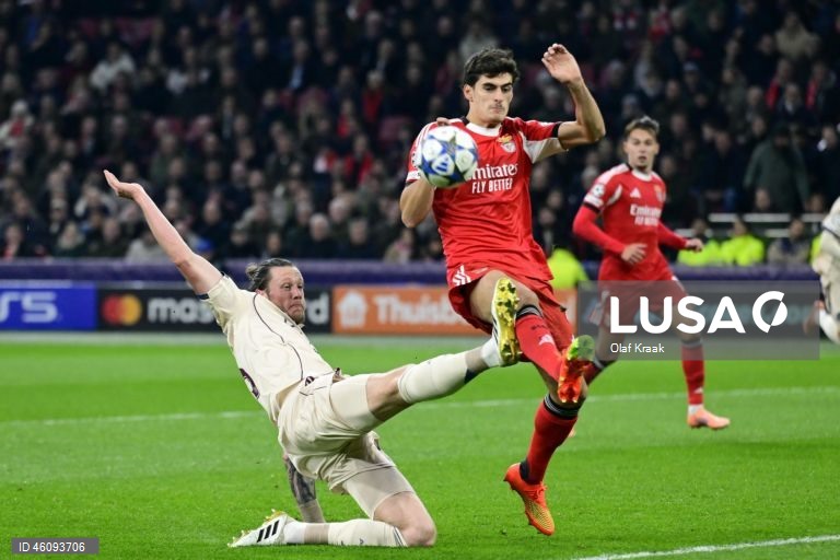 O Benfica conquistou hoje a primeira vitória na presente edição da Liga dos Campeões de futebol, ao vencer em Amesterdão o Ajax por 2-0, em jogo da quinta jornada da fase de liga.