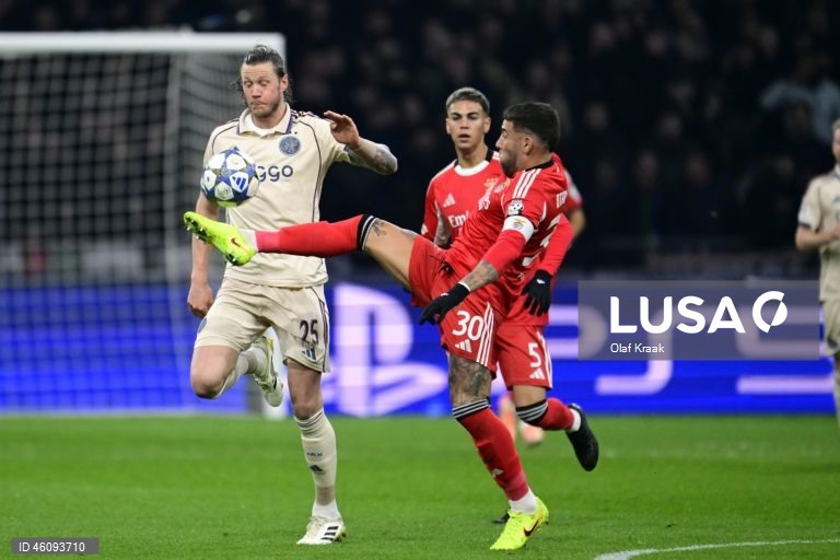 O Benfica conquistou hoje a primeira vitória na presente edição da Liga dos Campeões de futebol, ao vencer em Amesterdão o Ajax por 2-0, em jogo da quinta jornada da fase de liga.