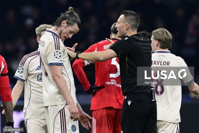 O Benfica conquistou hoje a primeira vitória na presente edição da Liga dos Campeões de futebol, ao vencer em Amesterdão o Ajax por 2-0, em jogo da quinta jornada da fase de liga.