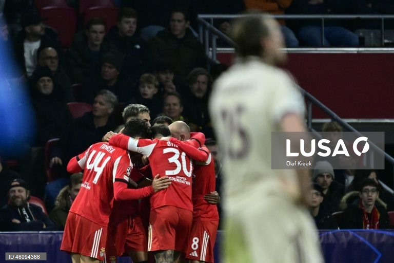 O Benfica conquistou hoje a primeira vitória na presente edição da Liga dos Campeões de futebol, ao vencer em Amesterdão o Ajax por 2-0, em jogo da quinta jornada da fase de liga.