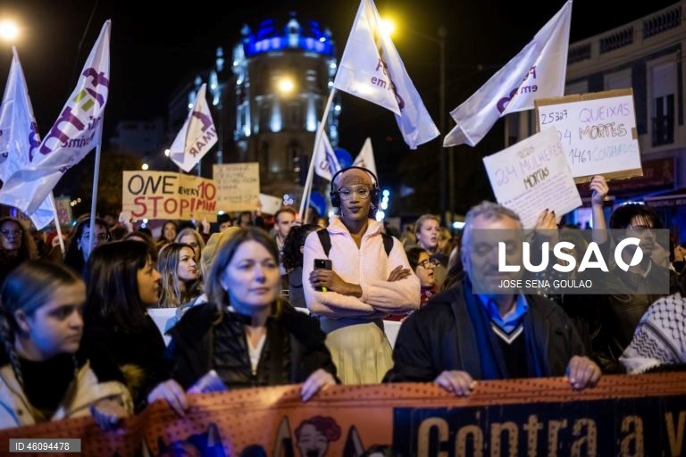 Participantes na Marcha pelo Fim da Violência Contra as Mulheres gritam palavras de ordem no dia em que se comemora o Dia Internacional para a Eliminação da Violência contra as Mulheres, na Avenida Almirante Reis, em Lisboa, 25 de novembro de 2025. JOSÉ SENA GOULÃO/LUSA