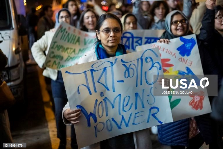 Participantes na Marcha pelo Fim da Violência Contra as Mulheres gritam palavras de ordem no dia em que se comemora o Dia Internacional para a Eliminação da Violência contra as Mulheres, na Avenida Almirante Reis, em Lisboa, 25 de novembro de 2025. JOSÉ SENA GOULÃO/LUSA