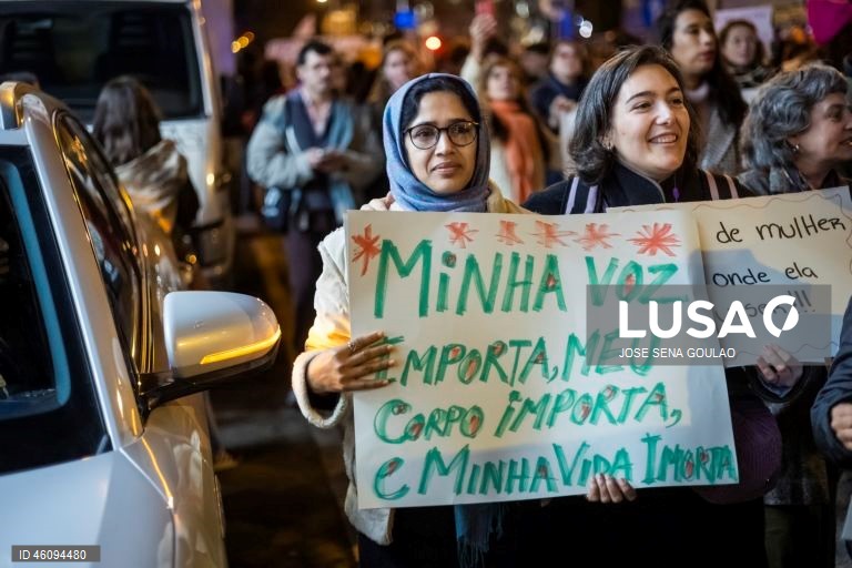 Participantes na Marcha pelo Fim da Violência Contra as Mulheres gritam palavras de ordem no dia em que se comemora o Dia Internacional para a Eliminação da Violência contra as Mulheres, na Avenida Almirante Reis, em Lisboa, 25 de novembro de 2025. JOSÉ SENA GOULÃO/LUSA