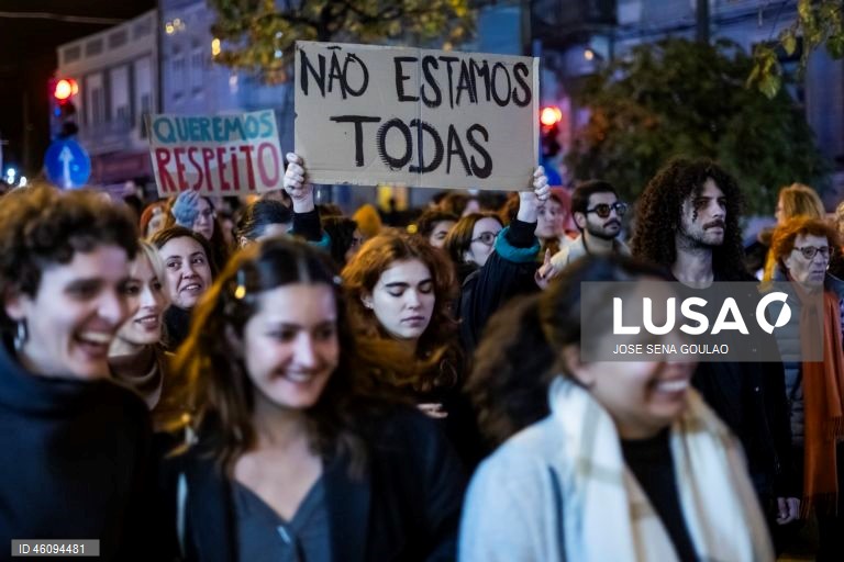 Participantes na Marcha pelo Fim da Violência Contra as Mulheres gritam palavras de ordem no dia em que se comemora o Dia Internacional para a Eliminação da Violência contra as Mulheres, na Avenida Almirante Reis, em Lisboa, 25 de novembro de 2025. JOSÉ SENA GOULÃO/LUSA