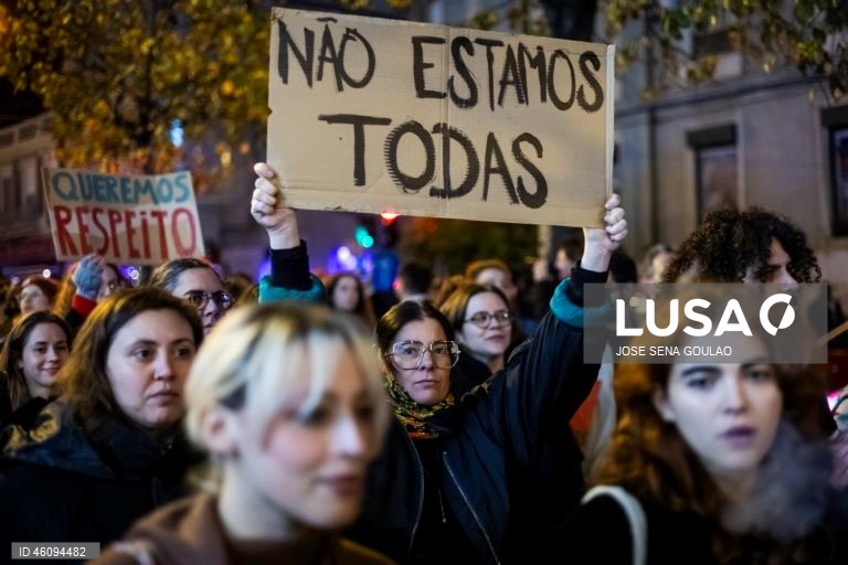 Participantes na Marcha pelo Fim da Violência Contra as Mulheres gritam palavras de ordem no dia em que se comemora o Dia Internacional para a Eliminação da Violência contra as Mulheres, na Avenida Almirante Reis, em Lisboa, 25 de novembro de 2025. JOSÉ SENA GOULÃO/LUSA