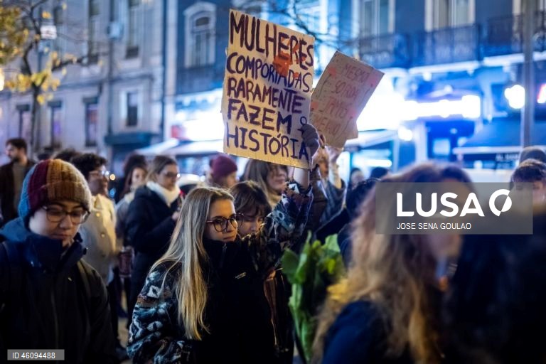 Participantes na Marcha pelo Fim da Violência Contra as Mulheres gritam palavras de ordem no dia em que se comemora o Dia Internacional para a Eliminação da Violência contra as Mulheres, na Avenida Almirante Reis, em Lisboa, 25 de novembro de 2025. JOSÉ SENA GOULÃO/LUSA