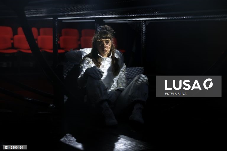 Ensaio de imprensa do espetáculo de circo contemporâneo, "Liberdade Liberdade", interpretado por David David e Tjaša Dobravec, a partir das histórias-narrativas das cartas de amor trocadas pelos avós do primeiro durante a ditadura, no Teatro Narciso Ferreira, em Vila Nova de Famalicão, 26 de Novembro de 2025. "Liberdade Liberdade" é o novo espetáculo da Momento – Artistas Independentes e da recém-criada companhia Ângulo Crítico, com direção e dramaturgia de Diogo Freitas, estreia dia 28 de...