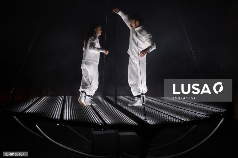 Ensaio de imprensa do espetáculo de circo contemporâneo, "Liberdade Liberdade", interpretado por David David e Tjaša Dobravec, a partir das histórias-narrativas das cartas de amor trocadas pelos avós do primeiro durante a ditadura, no Teatro Narciso Ferreira, em Vila Nova de Famalicão, 26 de Novembro de 2025. "Liberdade Liberdade" é o novo espetáculo da Momento – Artistas Independentes e da recém-criada companhia Ângulo Crítico, com direção e dramaturgia de Diogo Freitas, estreia dia 28 de...
