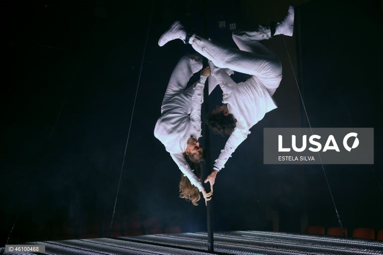 Ensaio de imprensa do espetáculo de circo contemporâneo, "Liberdade Liberdade", interpretado por David David e Tjaša Dobravec, a partir das histórias-narrativas das cartas de amor trocadas pelos avós do primeiro durante a ditadura, no Teatro Narciso Ferreira, em Vila Nova de Famalicão, 26 de Novembro de 2025. "Liberdade Liberdade" é o novo espetáculo da Momento – Artistas Independentes e da recém-criada companhia Ângulo Crítico, com direção e dramaturgia de Diogo Freitas, estreia dia 28 de...