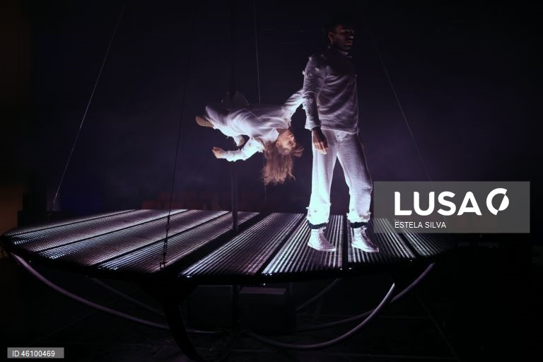 Ensaio de imprensa do espetáculo de circo contemporâneo, "Liberdade Liberdade", interpretado por David David e Tjaša Dobravec, a partir das histórias-narrativas das cartas de amor trocadas pelos avós do primeiro durante a ditadura, no Teatro Narciso Ferreira, em Vila Nova de Famalicão, 26 de Novembro de 2025. "Liberdade Liberdade" é o novo espetáculo da Momento – Artistas Independentes e da recém-criada companhia Ângulo Crítico, com direção e dramaturgia de Diogo Freitas, estreia dia 28 de...