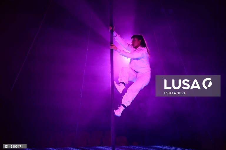 Ensaio de imprensa do espetáculo de circo contemporâneo, "Liberdade Liberdade", interpretado por David David e Tjaša Dobravec, a partir das histórias-narrativas das cartas de amor trocadas pelos avós do primeiro durante a ditadura, no Teatro Narciso Ferreira, em Vila Nova de Famalicão, 26 de Novembro de 2025. "Liberdade Liberdade" é o novo espetáculo da Momento – Artistas Independentes e da recém-criada companhia Ângulo Crítico, com direção e dramaturgia de Diogo Freitas, estreia dia 28 de...