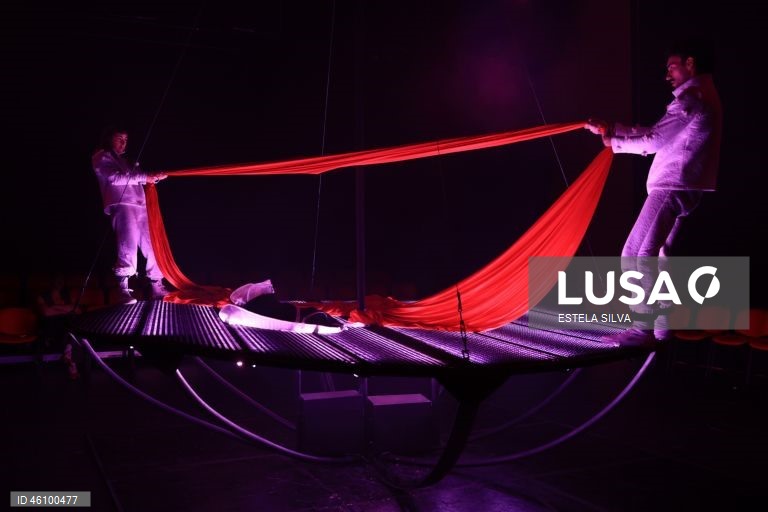 Ensaio de imprensa do espetáculo de circo contemporâneo, "Liberdade Liberdade", interpretado por David David e Tjaša Dobravec, a partir das histórias-narrativas das cartas de amor trocadas pelos avós do primeiro durante a ditadura, no Teatro Narciso Ferreira, em Vila Nova de Famalicão, 26 de Novembro de 2025. "Liberdade Liberdade" é o novo espetáculo da Momento – Artistas Independentes e da recém-criada companhia Ângulo Crítico, com direção e dramaturgia de Diogo Freitas, estreia dia 28 de...