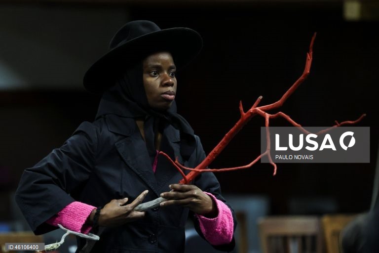 Ensaio coletivo de Rumor, um espetáculo de dança e música com a participação de um coletivo de pessoas vivas e também desaparecidas de Coimbra e se debruça sobre os mistérios de uma nova História para a cidade de Coimbra, com o Grupo Etnográfico da Região, Coro BAIXaVoz e a Comunidade Nepalesa, no Antigo Inatel, em Coimbra, 26 de novembro de 2025. (ACOMPANHA TEXTO DE 28 DE NOVEMBRO DE 2025). PAULO NOVAIS/LUSA