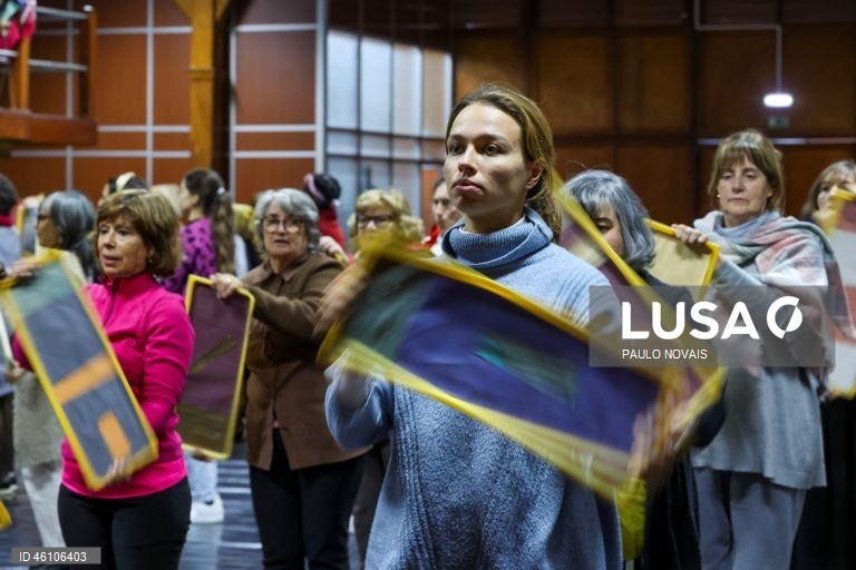 Ensaio coletivo de Rumor, um espetáculo de dança e música com a participação de um coletivo de pessoas vivas e também desaparecidas de Coimbra e se debruça sobre os mistérios de uma nova História para a cidade de Coimbra, com o Grupo Etnográfico da Região, Coro BAIXaVoz e a Comunidade Nepalesa, no Antigo Inatel, em Coimbra, 26 de novembro de 2025. (ACOMPANHA TEXTO DE 28 DE NOVEMBRO DE 2025). PAULO NOVAIS/LUSA