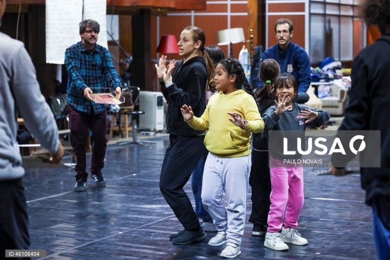 Ensaio coletivo de Rumor, um espetáculo de dança e música com a participação de um coletivo de pessoas vivas e também desaparecidas de Coimbra e se debruça sobre os mistérios de uma nova História para a cidade de Coimbra, com o Grupo Etnográfico da Região, Coro BAIXaVoz e a Comunidade Nepalesa, no Antigo Inatel, em Coimbra, 26 de novembro de 2025. (ACOMPANHA TEXTO DE 28 DE NOVEMBRO DE 2025). PAULO NOVAIS/LUSA