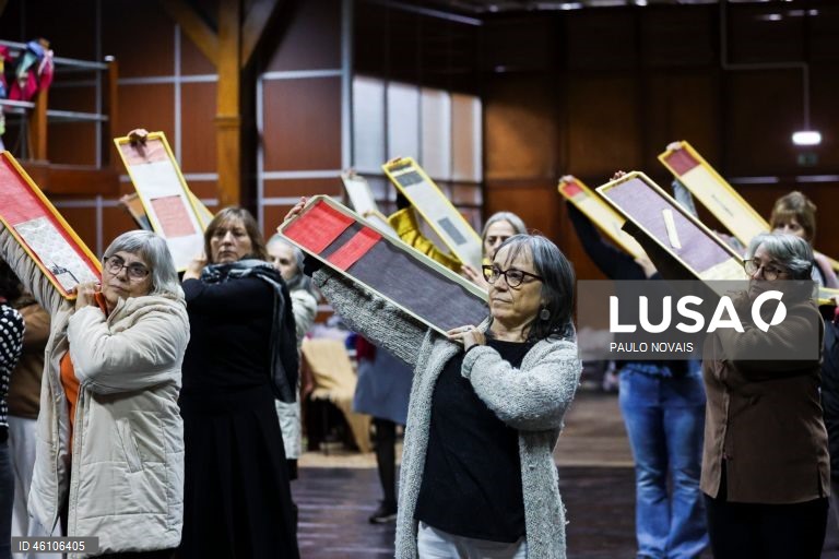 Ensaio coletivo de Rumor, um espetáculo de dança e música com a participação de um coletivo de pessoas vivas e também desaparecidas de Coimbra e se debruça sobre os mistérios de uma nova História para a cidade de Coimbra, com o Grupo Etnográfico da Região, Coro BAIXaVoz e a Comunidade Nepalesa, no Antigo Inatel, em Coimbra, 26 de novembro de 2025. (ACOMPANHA TEXTO DE 28 DE NOVEMBRO DE 2025). PAULO NOVAIS/LUSA
