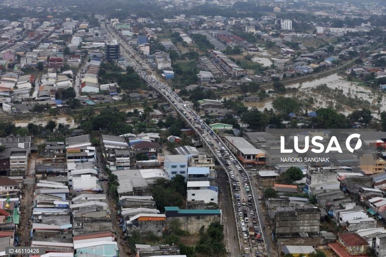 As operações de ajuda e resgate continuam enquanto as inundações diminuem em Hat Yai.