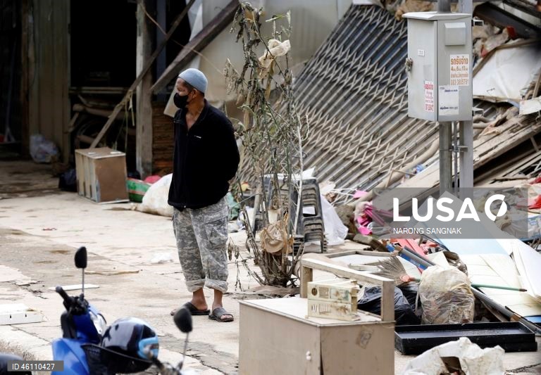 As operações de ajuda e resgate continuam enquanto as inundações diminuem em Hat Yai.