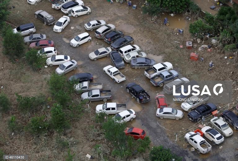 As operações de ajuda e resgate continuam enquanto as inundações diminuem em Hat Yai.