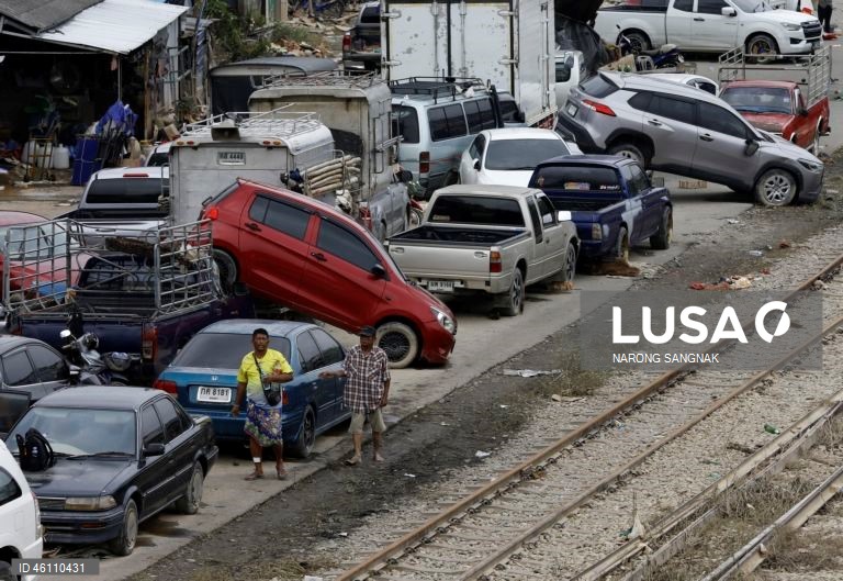 As operações de ajuda e resgate continuam enquanto as inundações diminuem em Hat Yai.