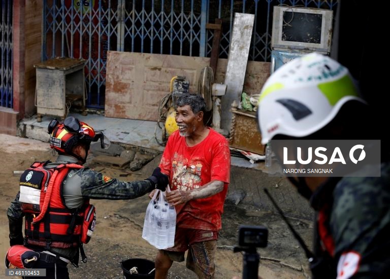 As operações de ajuda e resgate continuam enquanto as inundações diminuem em Hat Yai.