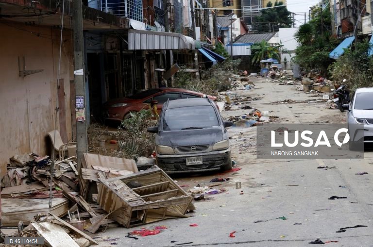 As operações de ajuda e resgate continuam enquanto as inundações diminuem em Hat Yai.