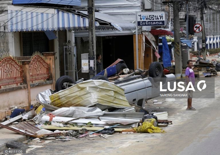 As operações de ajuda e resgate continuam enquanto as inundações diminuem em Hat Yai.