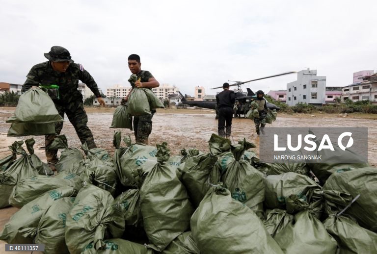 As operações de ajuda e resgate continuam enquanto as inundações diminuem em Hat Yai.