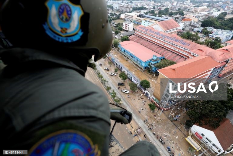 As operações de ajuda e resgate continuam enquanto as inundações diminuem em Hat Yai.