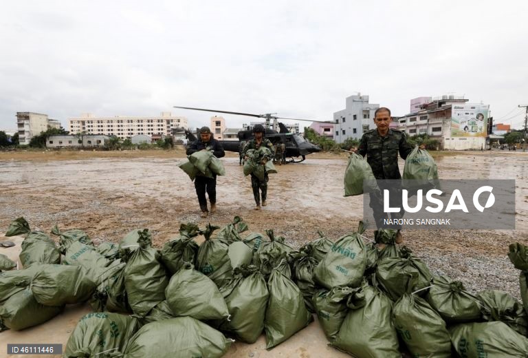 As operações de ajuda e resgate continuam enquanto as inundações diminuem em Hat Yai.