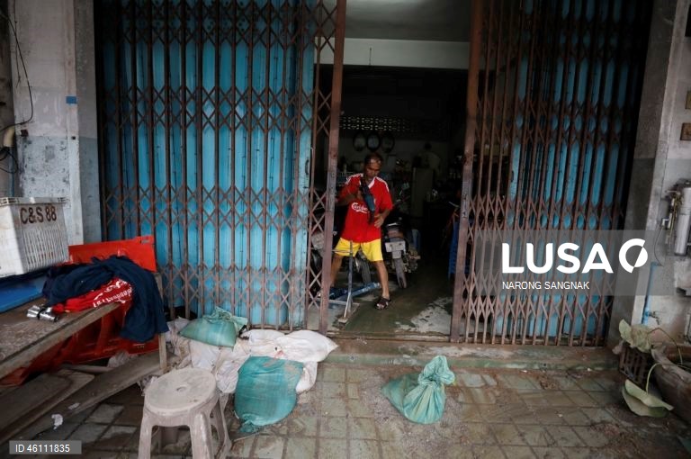 As operações de ajuda e resgate continuam enquanto as inundações diminuem em Hat Yai.