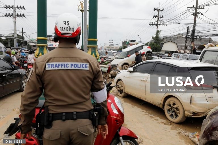 As operações de ajuda e resgate continuam enquanto as inundações diminuem em Hat Yai.