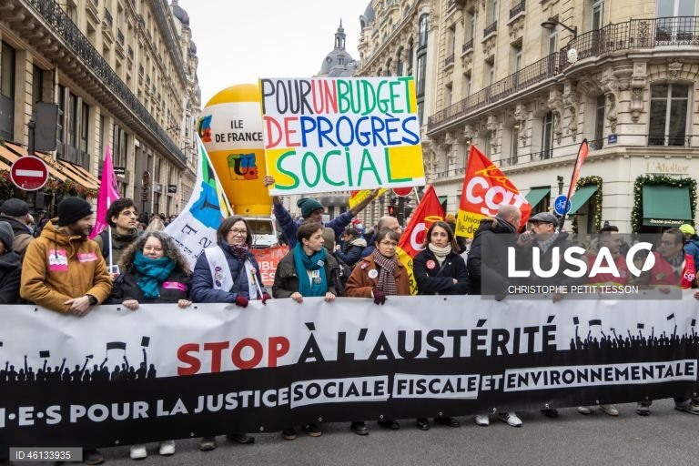 Paris: Sindicatos franceses protestam contra a preparação do orçamento do governo