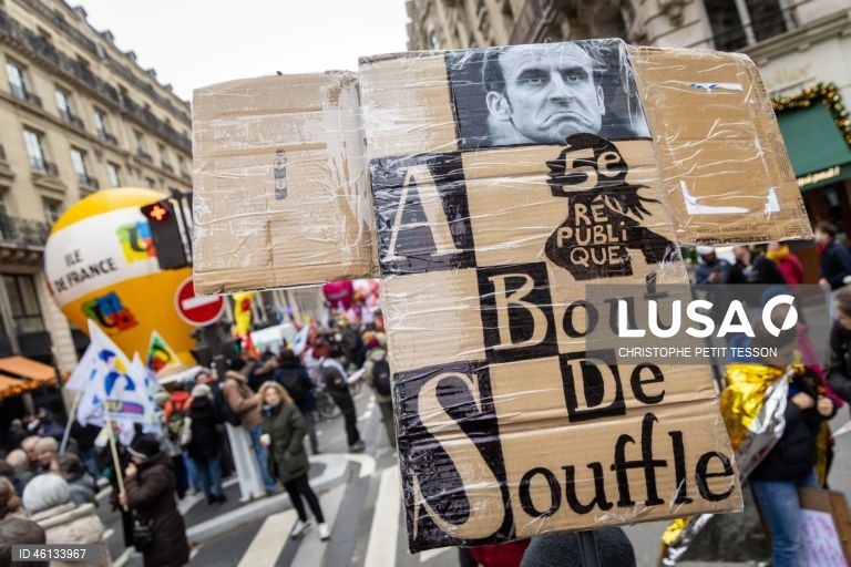 Paris: Sindicatos franceses protestam contra a preparação do orçamento do governo