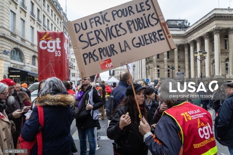 Paris: Sindicatos franceses protestam contra a preparação do orçamento do governo