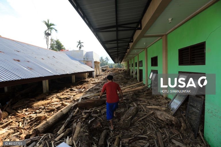 Indonésia: Rescaldo do ciclone Senyar na Ilha de Sumatra