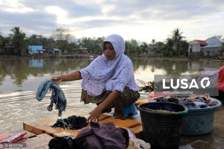 Indonésia: Rescaldo do ciclone Senyar na Ilha de Sumatra