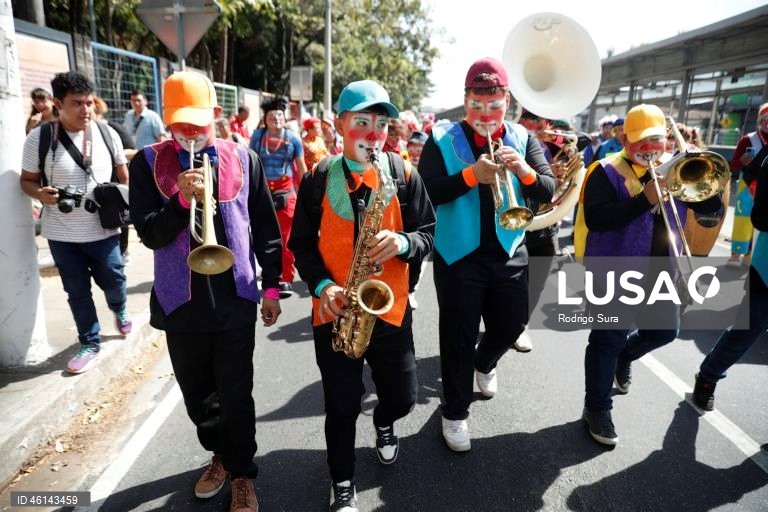 El Salvador: Desfile de palhaços em San Salvador