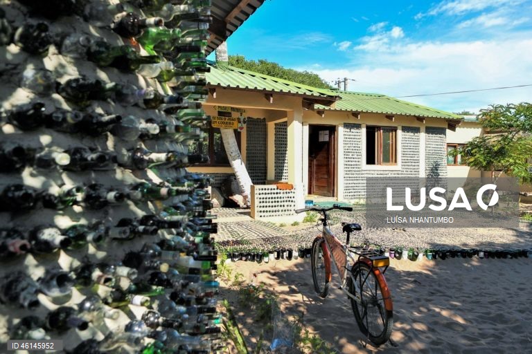 Carlos Serra, ambientalista moçambicano, desenvolveu o projeto para a construção de uma casa de vidro em Maputo, Moçambique. Uma casa feita de mais de 200 mil garrafas de vidro em Maputo, recolhidas na praia da Macaneta, sul de Moçambique, resiste há cinco anos para alertar para impacto ambiental.