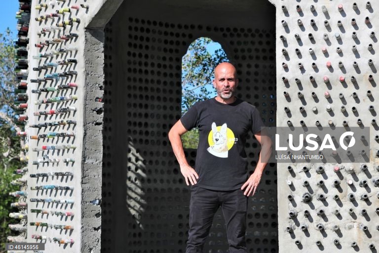 Carlos Serra, ambientalista moçambicano, desenvolveu o projeto para a construção de uma casa de vidro em Maputo, Moçambique. Uma casa feita de mais de 200 mil garrafas de vidro em Maputo, recolhidas na praia da Macaneta, sul de Moçambique, resiste há cinco anos para alertar para impacto ambiental.