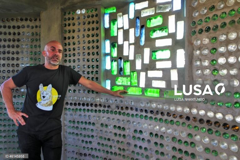 Carlos Serra, ambientalista moçambicano, desenvolveu o projeto para a construção de uma casa de vidro em Maputo, Moçambique. Uma casa feita de mais de 200 mil garrafas de vidro em Maputo, recolhidas na praia da Macaneta, sul de Moçambique, resiste há cinco anos para alertar para impacto ambiental.